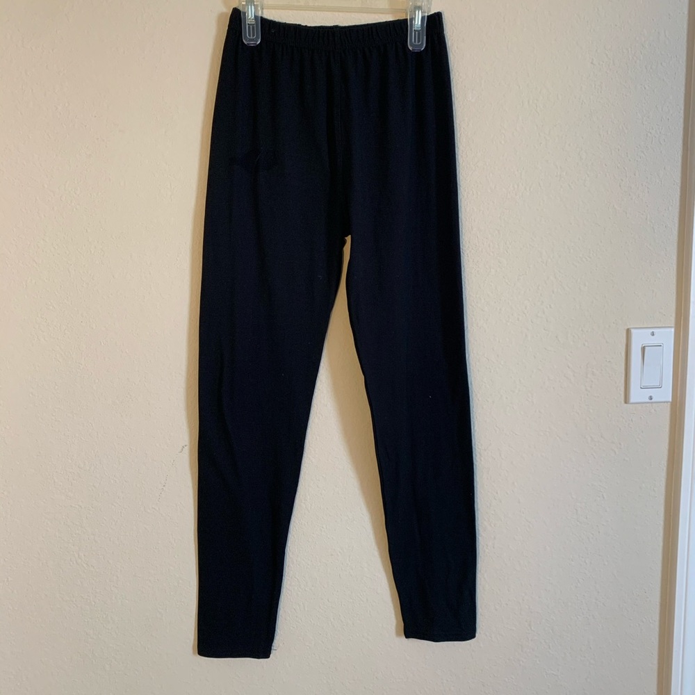 Black full-length soft leggings